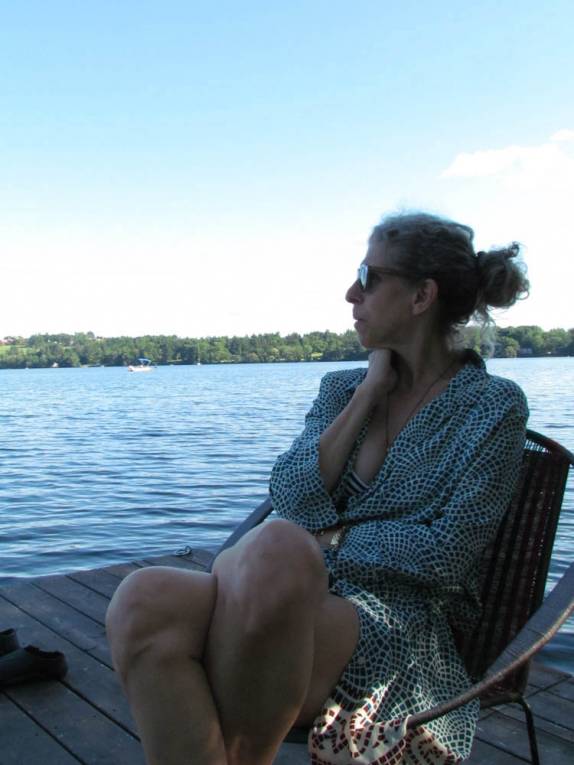 A Rise aproveita o fim de tarde no pier sobre o lago, em Lakeville, estado de Connecticut, nos Estados Unidos